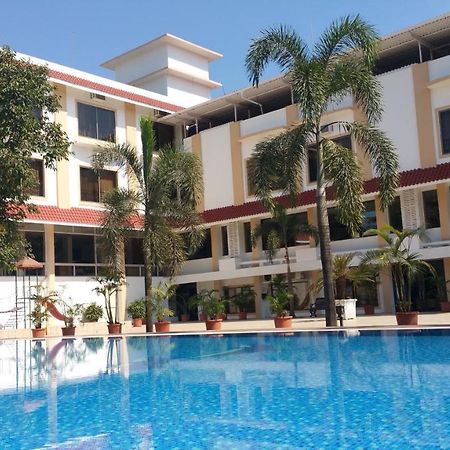 Resort Silver Hills Lonavala Esterno foto