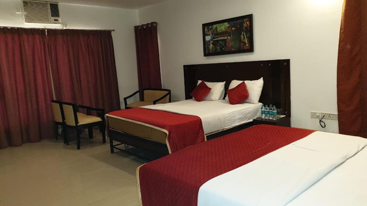 Resort Silver Hills Lonavala Esterno foto