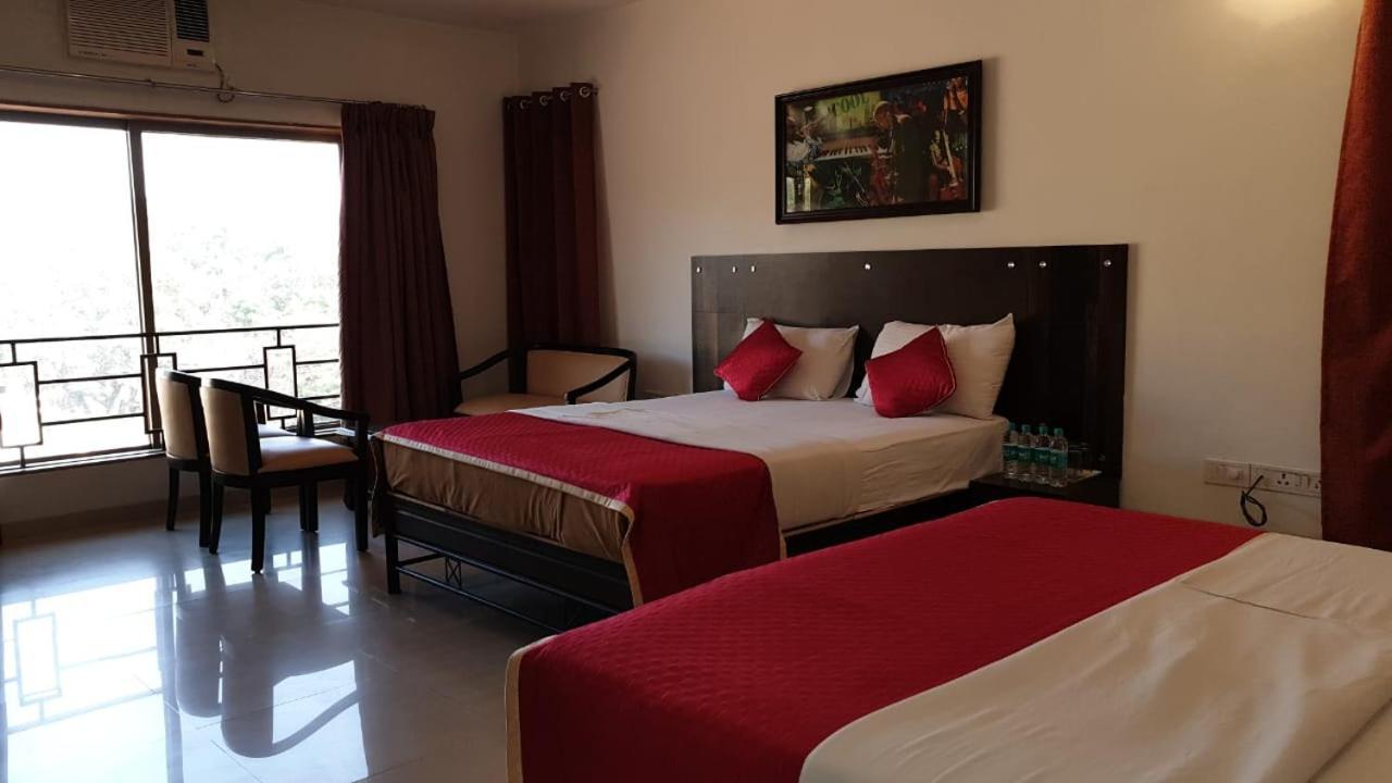 Resort Silver Hills Lonavala Esterno foto