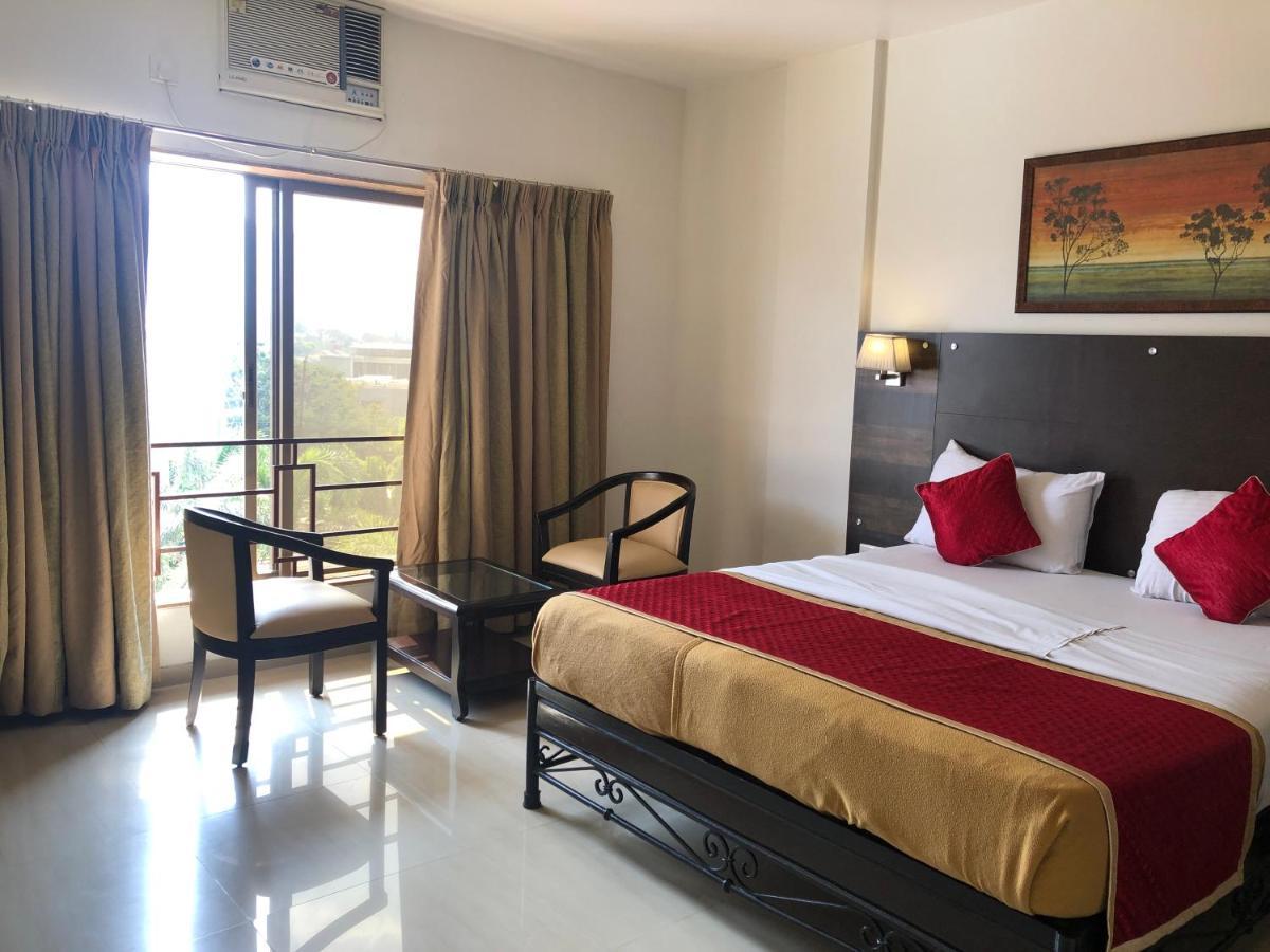 Resort Silver Hills Lonavala Esterno foto