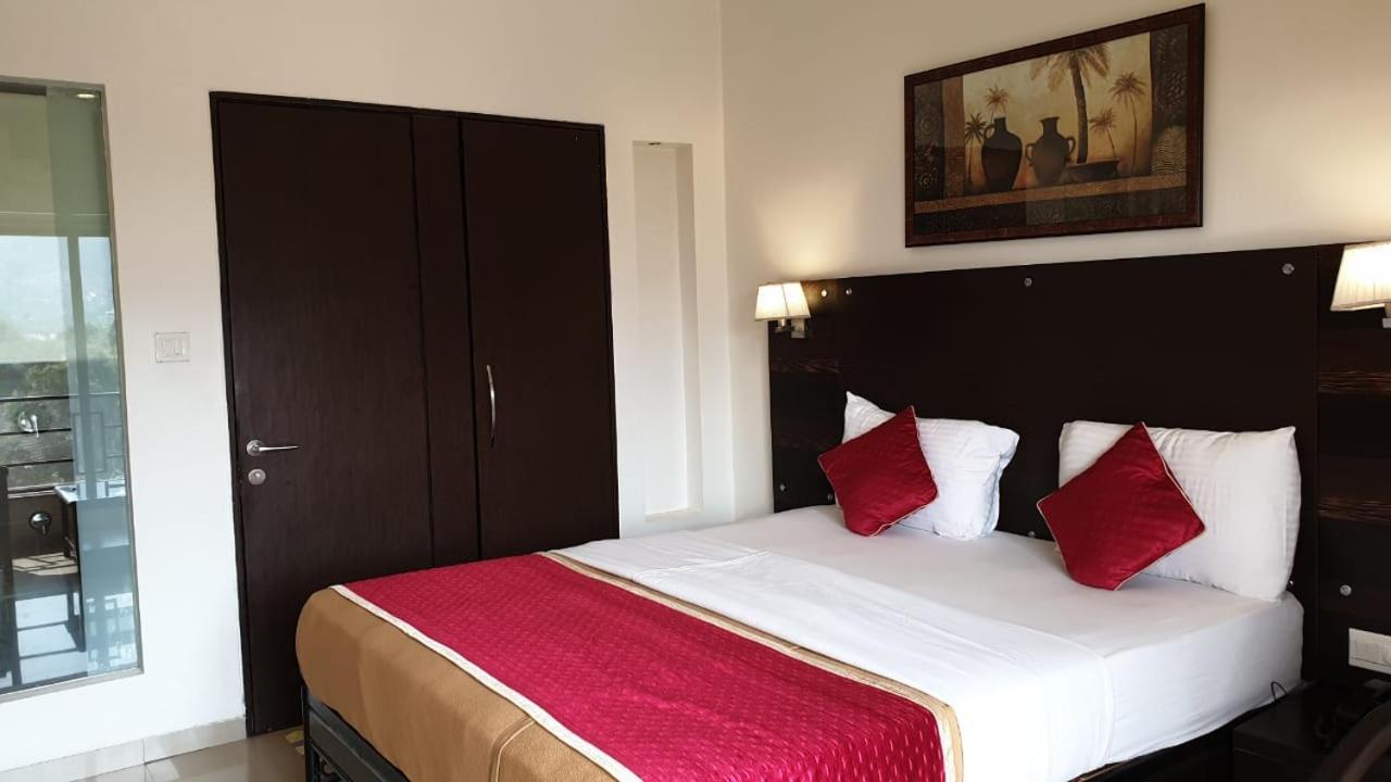 Resort Silver Hills Lonavala Esterno foto