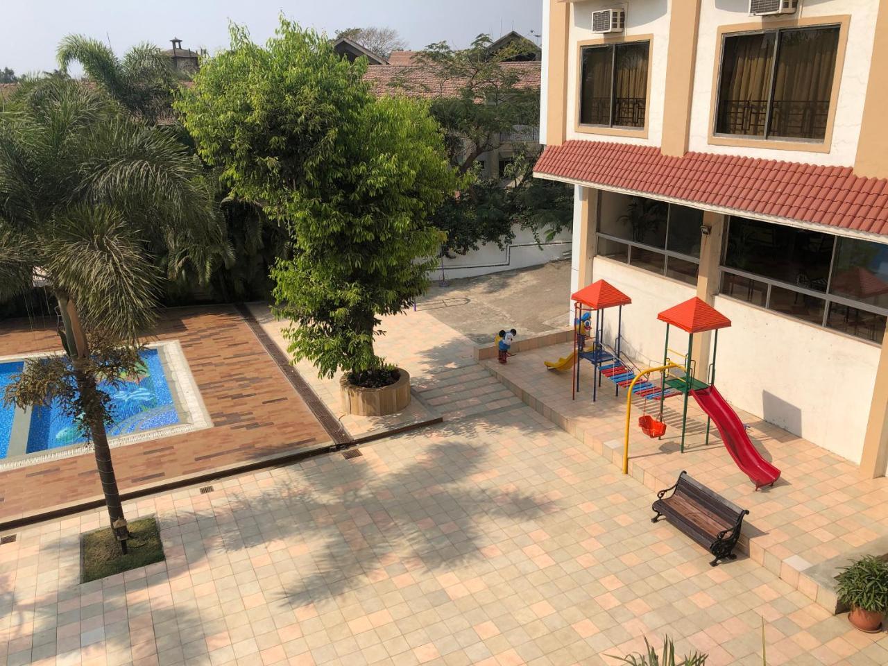 Resort Silver Hills Lonavala Esterno foto